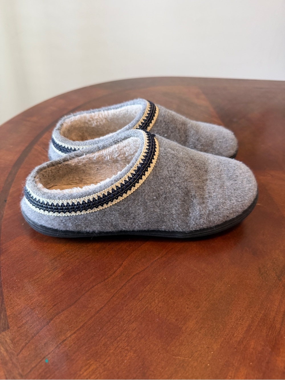 Clarks Gray Wool Fleece Lined Slip on Clogs Camp Slippers Women’s Size 9